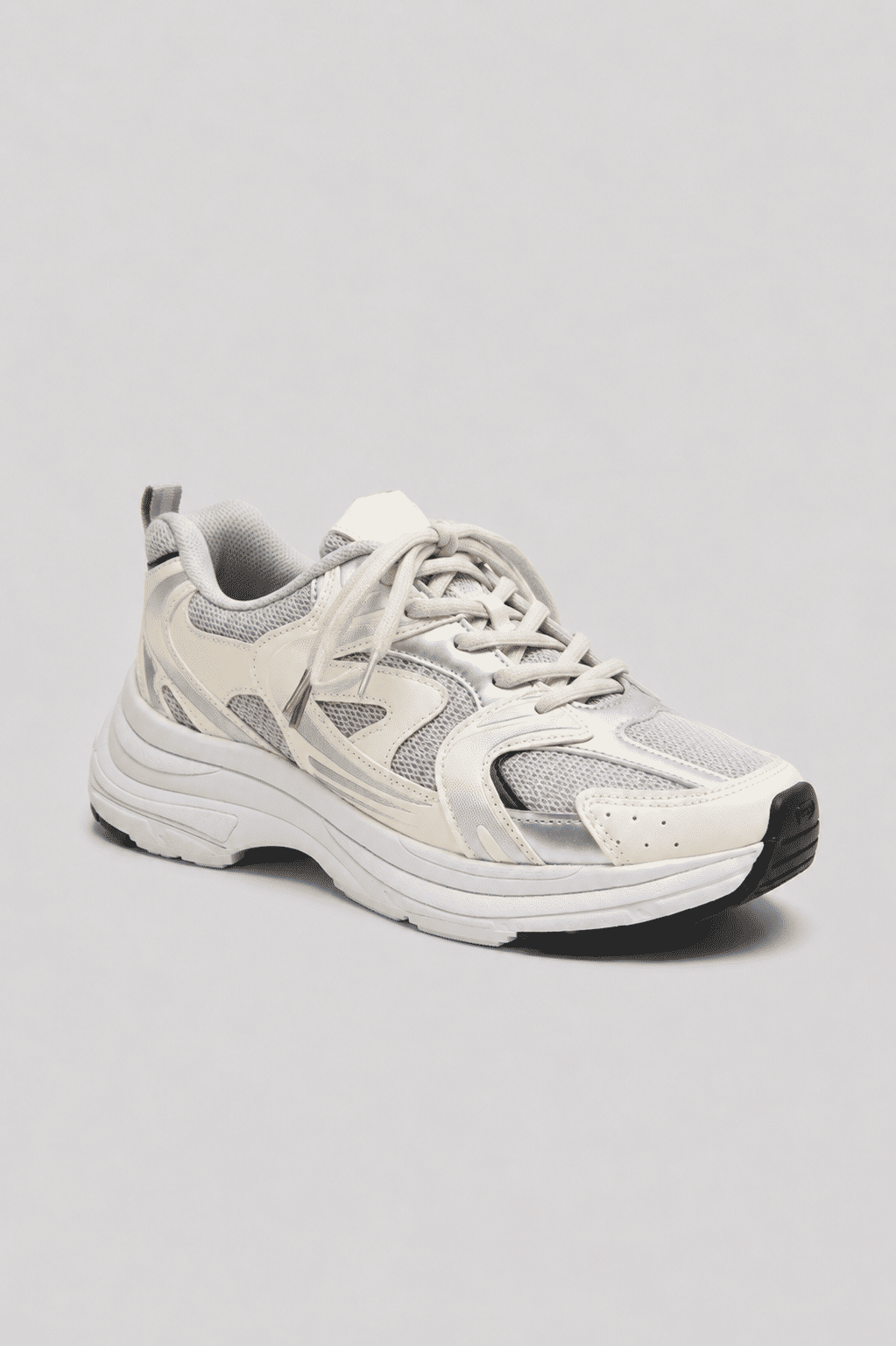 Vista lateral do Tênis Victoria Off White Tênis Feminino Victoria Off White em vista diagonal, com cabedal em tela, detalhes prateados e off white, cadarços claros e solado branco robusto.