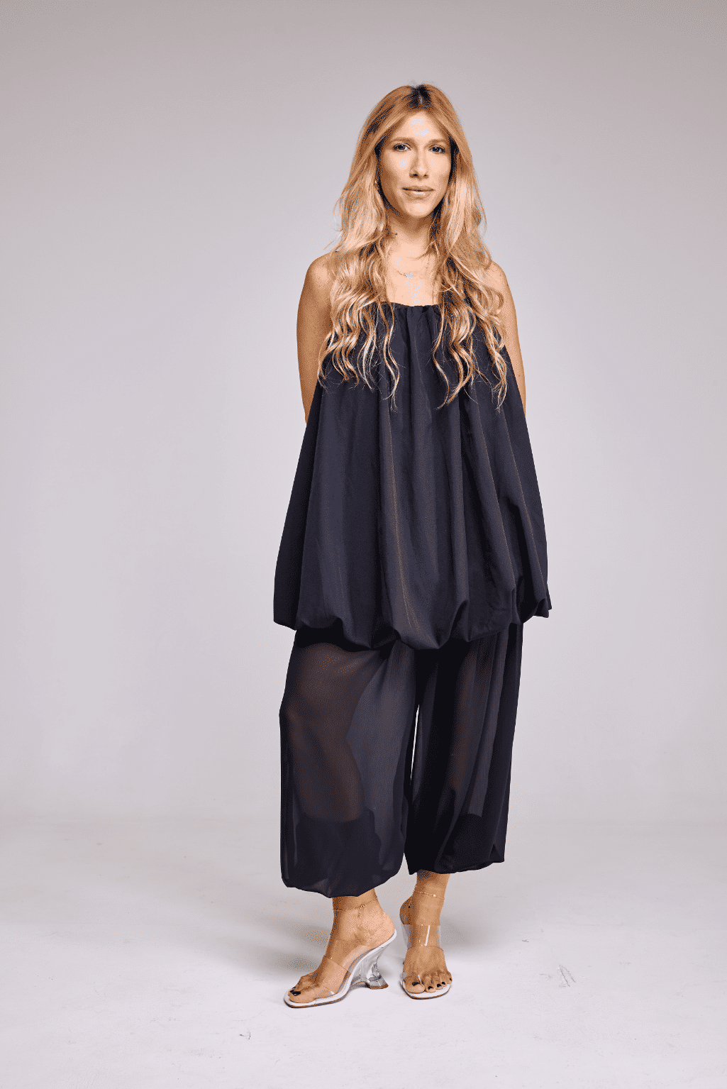 nic-tamanco-feminino-salto-acrilico-off-white Tamanco Feminino Nic Off White em look feminino