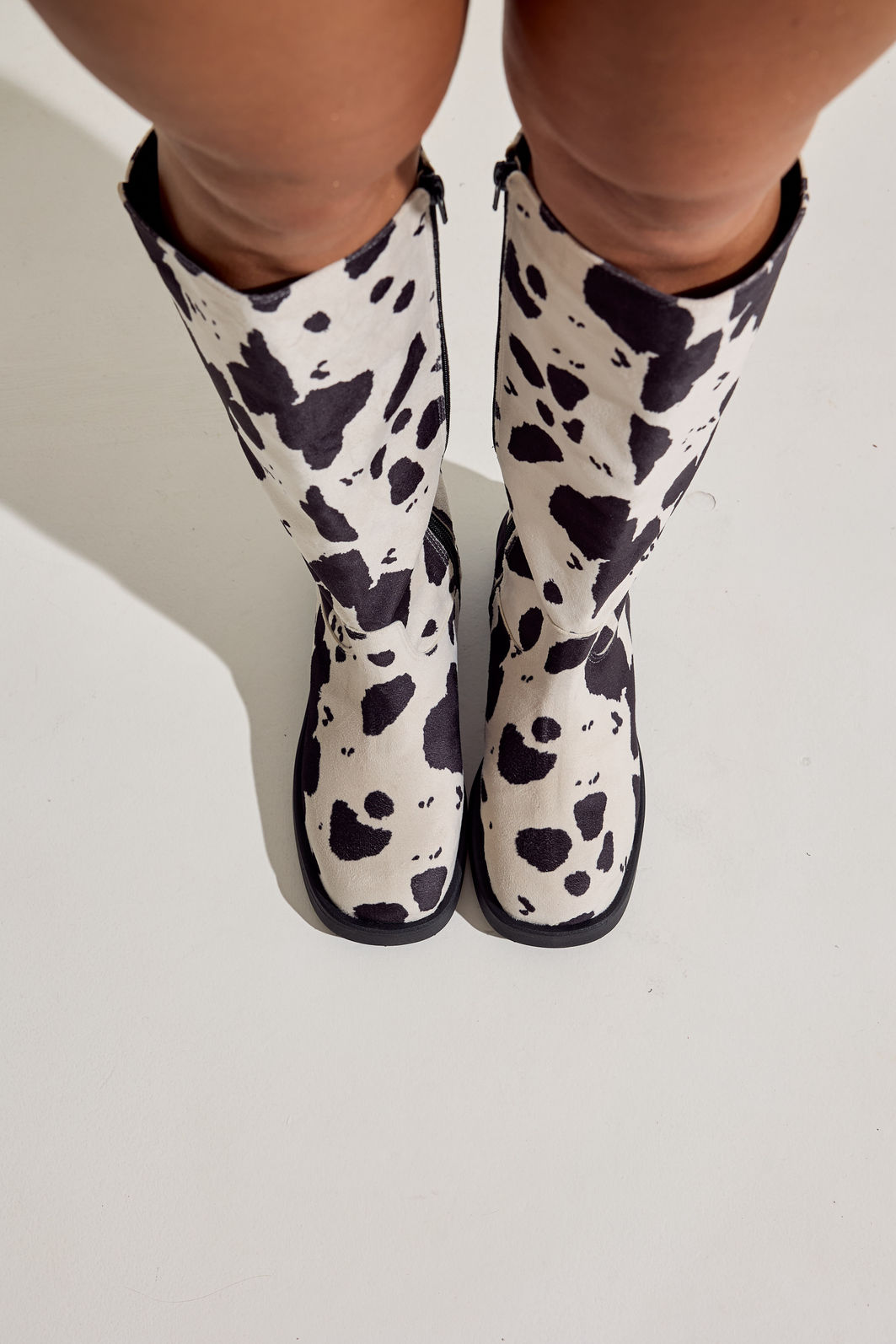 MEL - BOTA FEMININA CANO LONGO VACA PRETO E BRANCO MEL - BOTA FEMININA CANO LONGO VACA PRETO E BRANCO