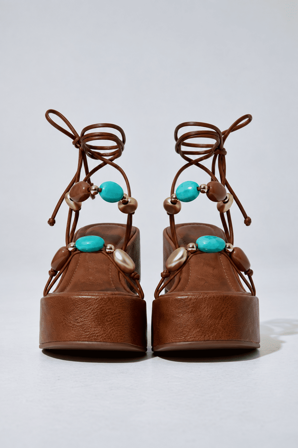 jasmim-sandalia-feminina-pedraria-camel Sandália feminina Jasmim camel em look com jeans