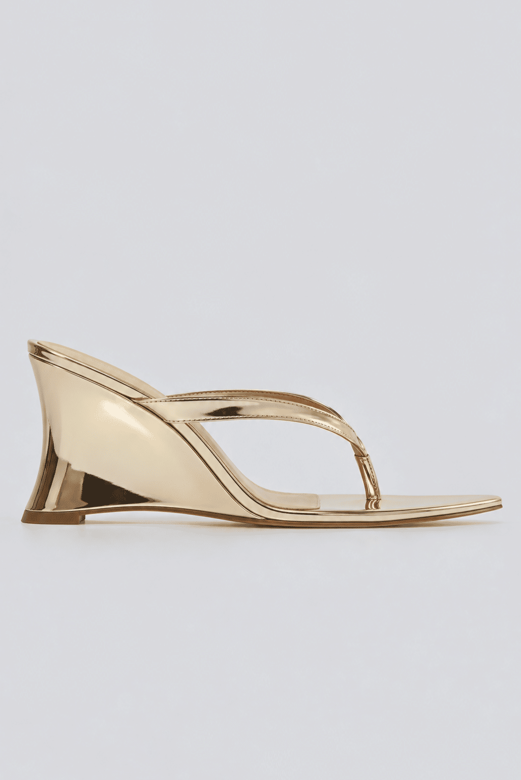 tamanco-feminino-dedo-salto-anabela-bico-folha-ouro-light-liz Tamanco dedo salto anabela dourado metalizado, vista lateral, bico fino, produto isolado em fundo cinza claro.