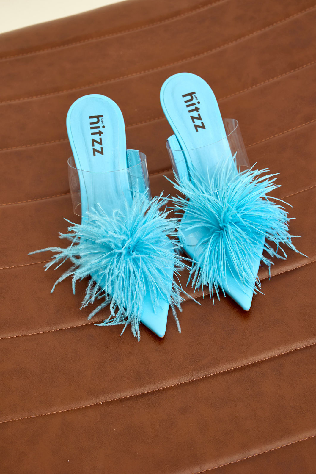 tiffany-tamanco-plumas-avestruz-azul Tamanco feminino Tiffany turquesa com plumas visto de cima