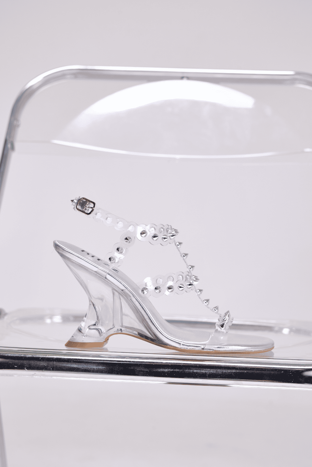 tasha-sandalia-feminina-spikes-prata Sandália Feminina Tasha Prata vista lateral detalhe do salto anabela