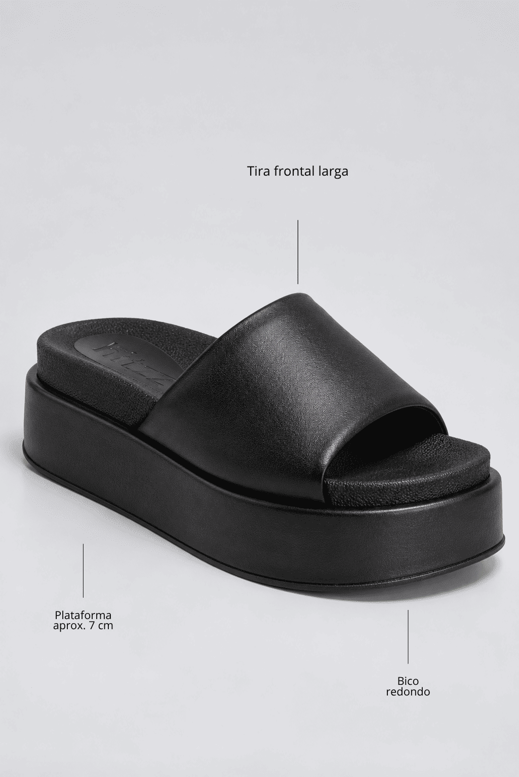 tamanco-plataforma-feminino-tira-acolchoada-preto-fifi Infográfico do tamanco preto destacando tira frontal larga, plataforma de aproximadamente 7 cm e bico redondo.