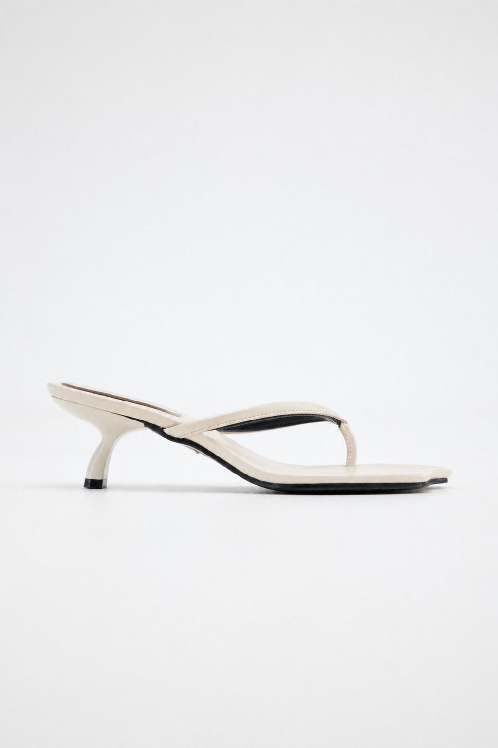 hanna-tamanco-feminino-off-white Tamanco Feminino Couro Dedo Salto Hanna off white, vista do par, com tiras finas de dedo, salto baixo curvado e bico irregular