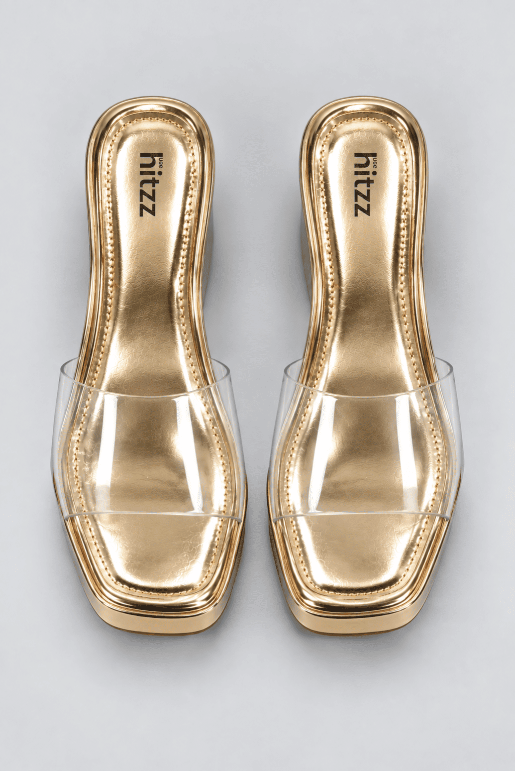 tamanco-flatform-feminino-tira-vinil-dourado-adele Par do Adele - Tamanco Flatform Feminina Tira Vinil Dourado visto de cima, com tira em vinil transparente