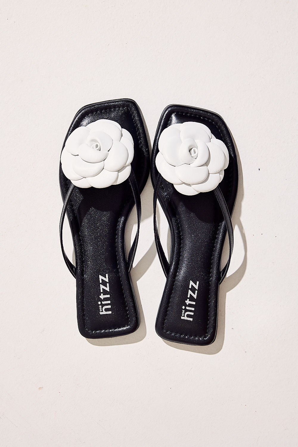 FLORA - RASTEIRA FEMININA FLOR PRETO E BRANCO FLORA - RASTEIRA FEMININA FLOR PRETO E BRANCO