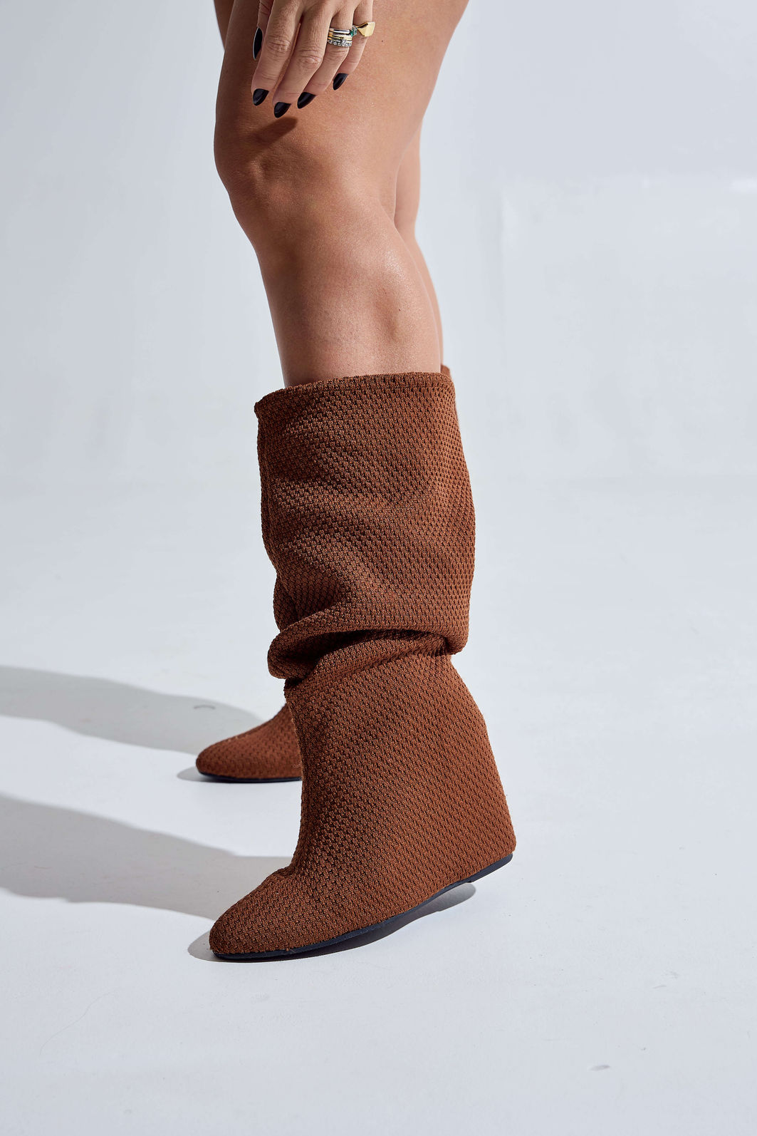 bota-feminina-croche-salto-anabela-camel-mariah Pé feminino calçando bota feminina crochê salto anabela camel Mariah, vista lateral
