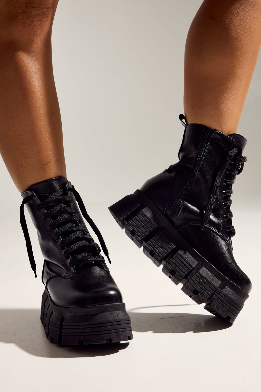 JULIETA - BOTA COTURNO FEMININO CHUNKY TRATORADA COURO PRETA