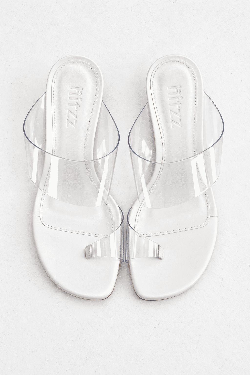 nic-tamanco-feminino-salto-acrilico-off-white Tamanco Feminino Nic Off White vista superior detalhe das tiras em vinil
