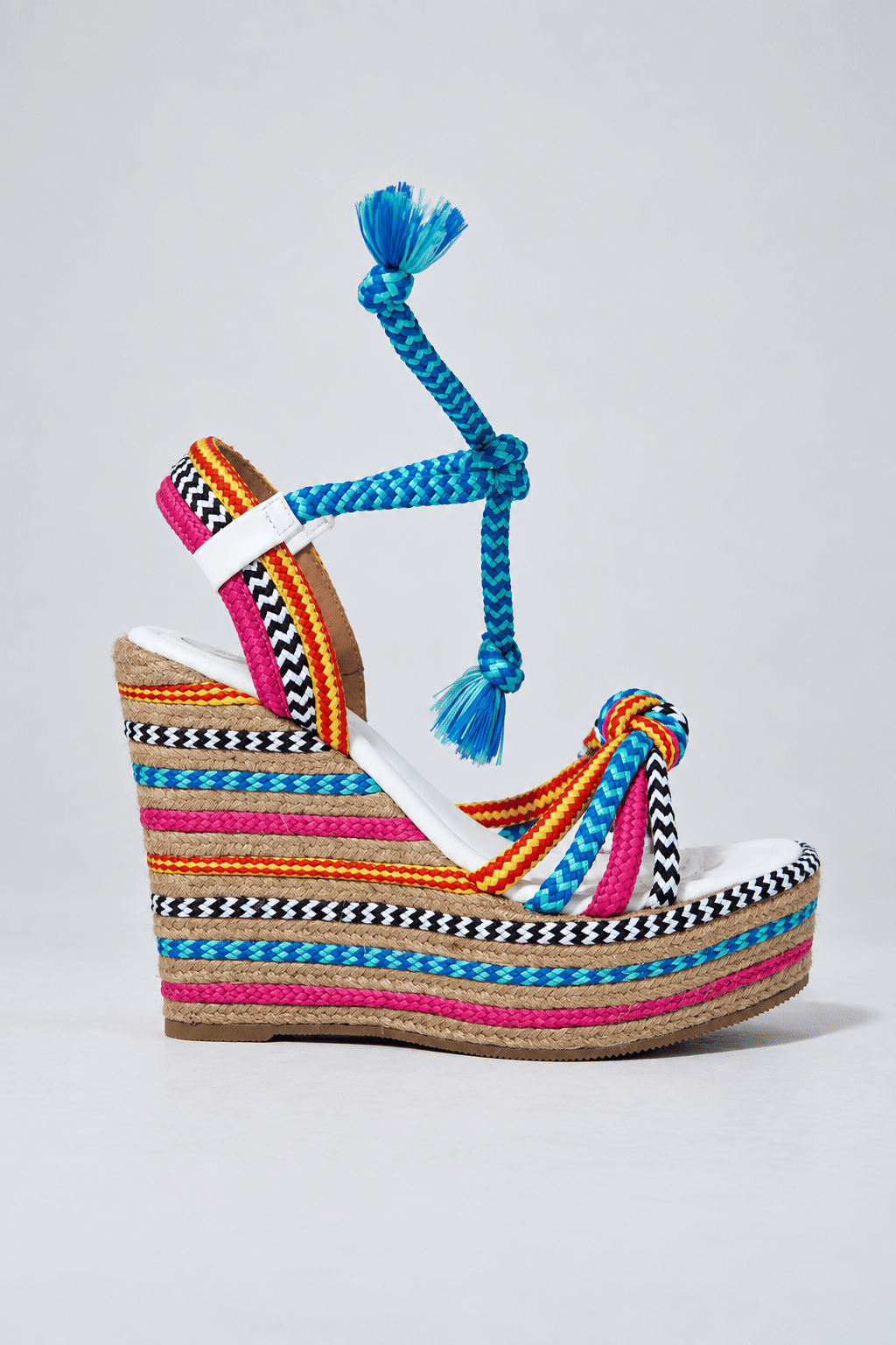 califa-sandalia-feminina-amarraçao-multicolorida Sandália feminina plataforma Califa multicolorida com amarração no tornozelo