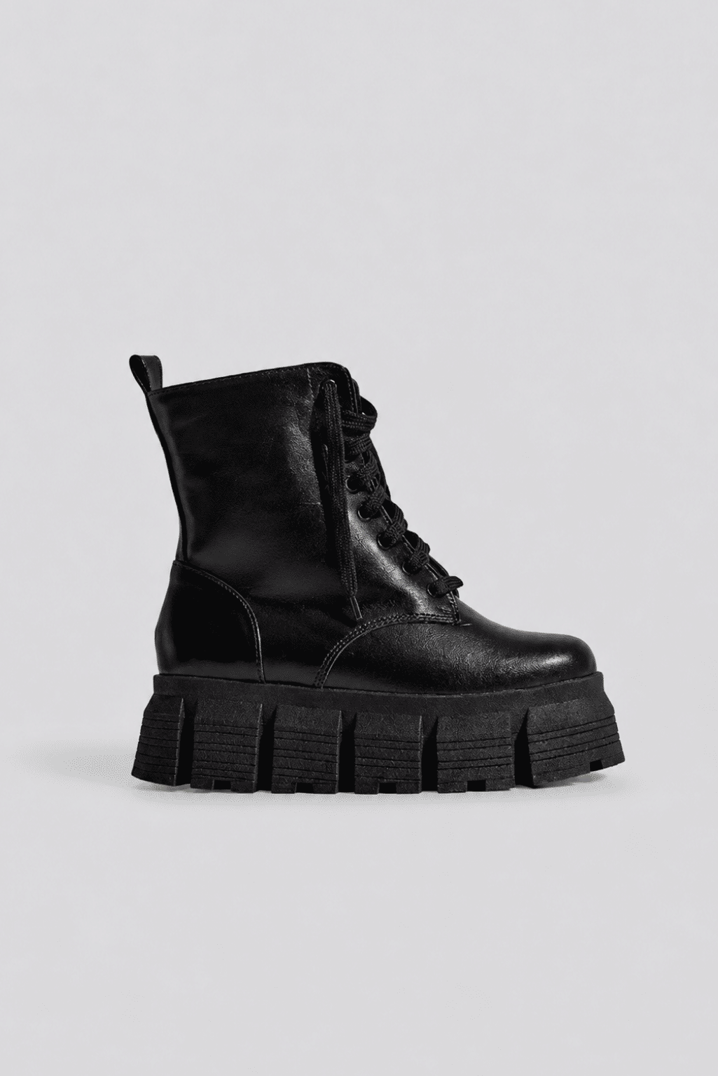JULIETA - BOTA COTURNO FEMININO CHUNKY TRATORADA COURO PRETA