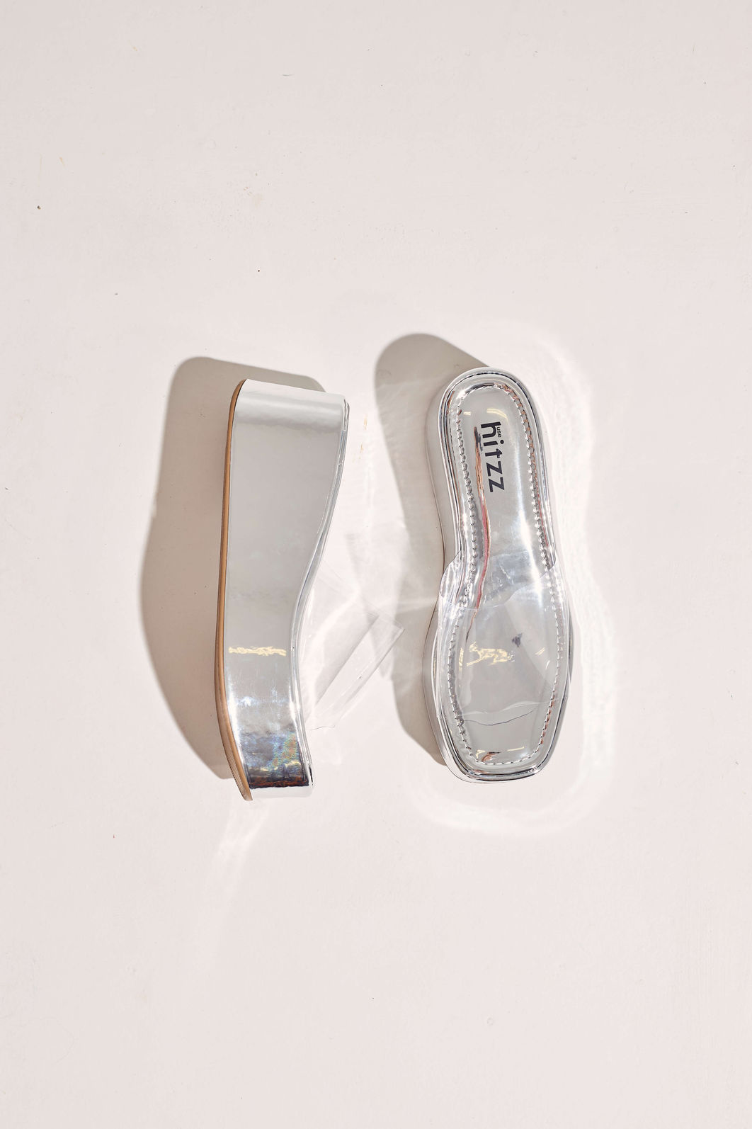tamanco-flatform-feminino-tira-vinil-prata Solado e cabedal do Adele - Tamanco Flatform Feminina Tira Vinil Prata separados, mostrando o acabamento metalizado