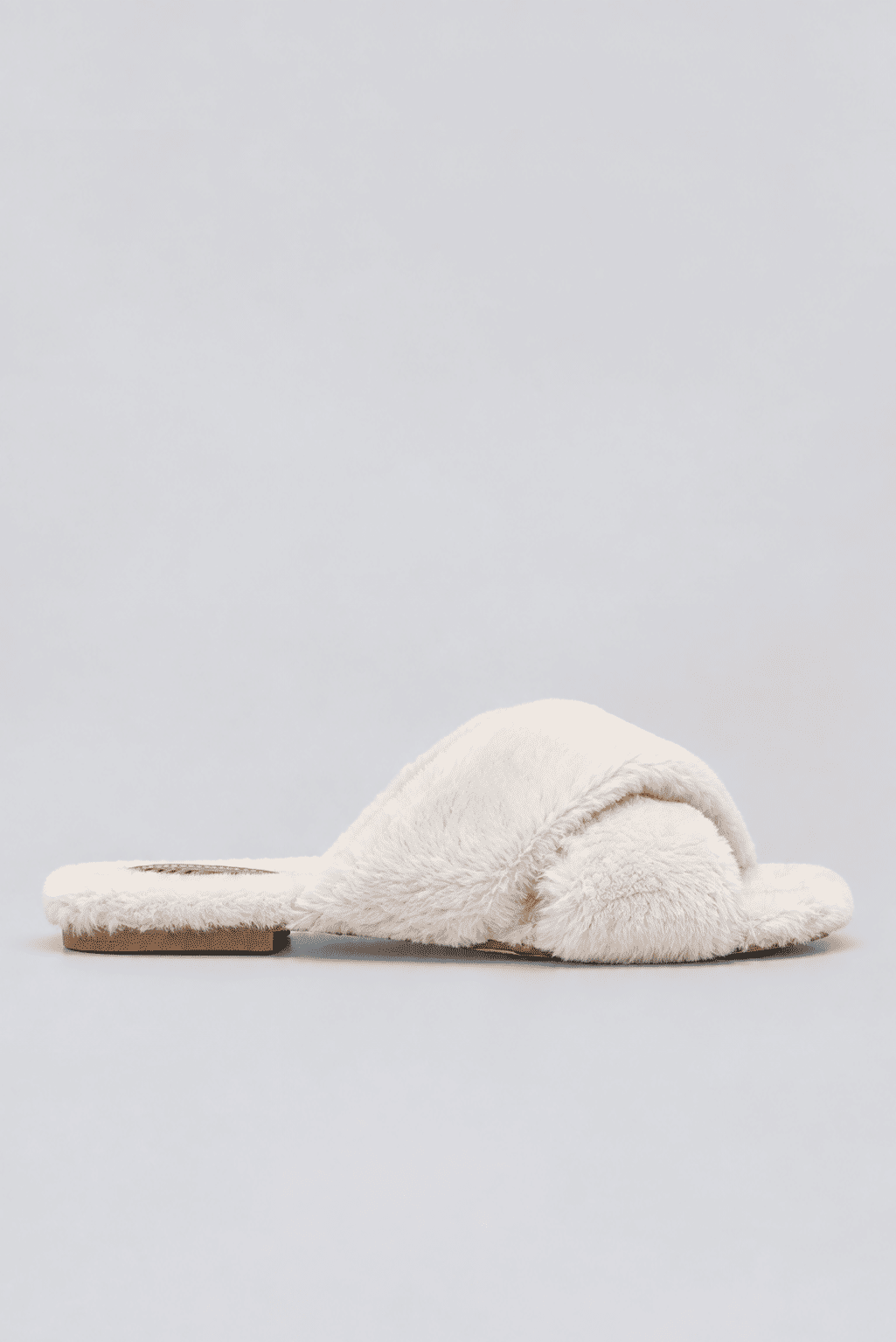 rasteira-feminina-pelos-off-white-ayla Rasteira feminina de pelos off white Ayla com tiras cruzadas, vista lateral
