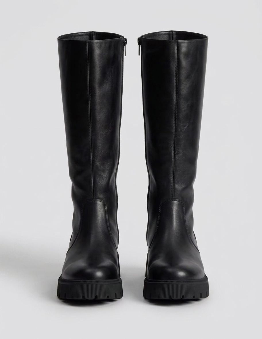 zuna-bota-feminina-cano-longo-tratorada-preta Par da bota feminina Zuna preta em couro, vista frontal, com zíper lateral
