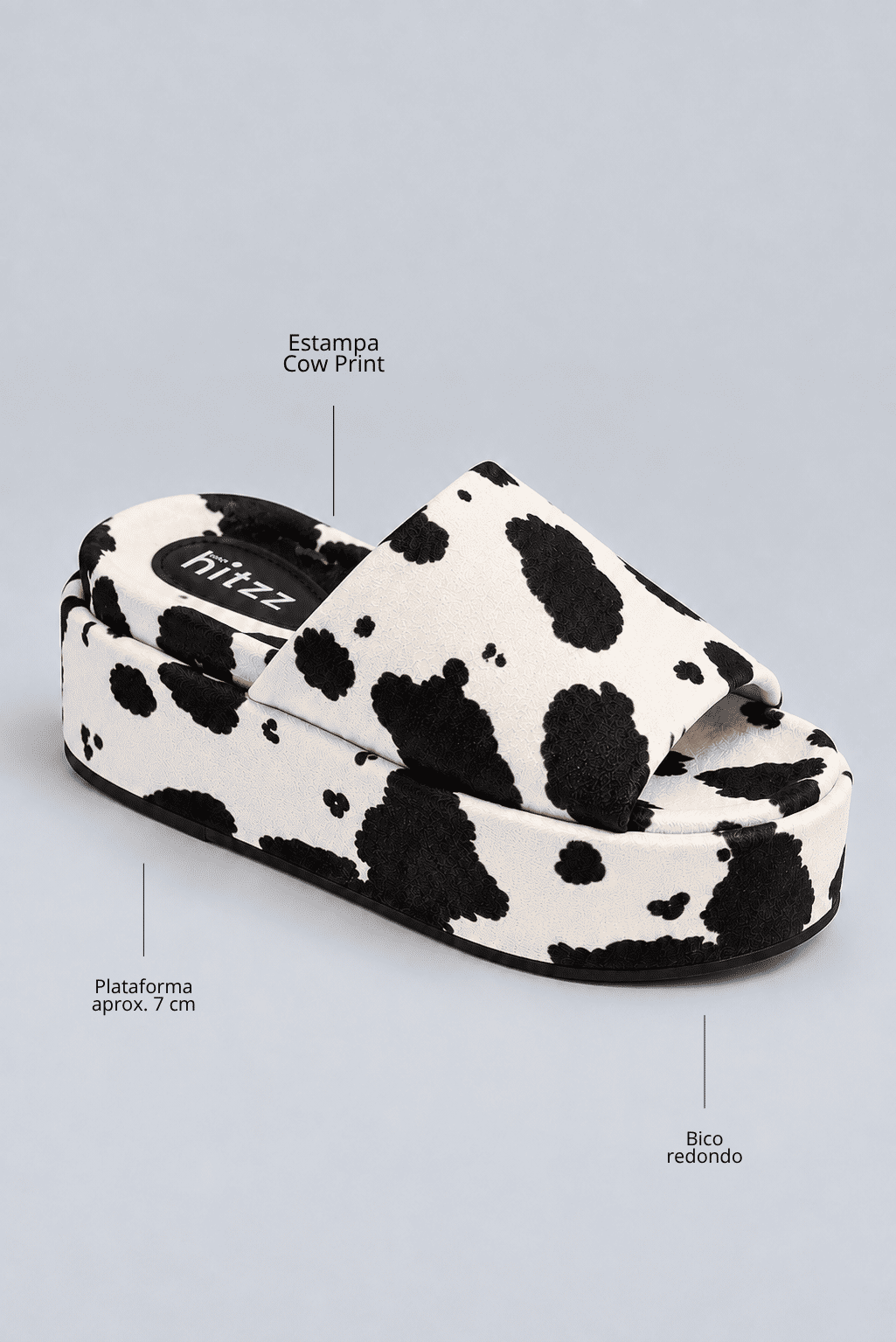 tamanco-feminino-plataforma-vaca-branco-preto-fifi Infográfico do tamanco destacando a estampa cow print, plataforma de aproximadamente 7 cm e bico redondo.