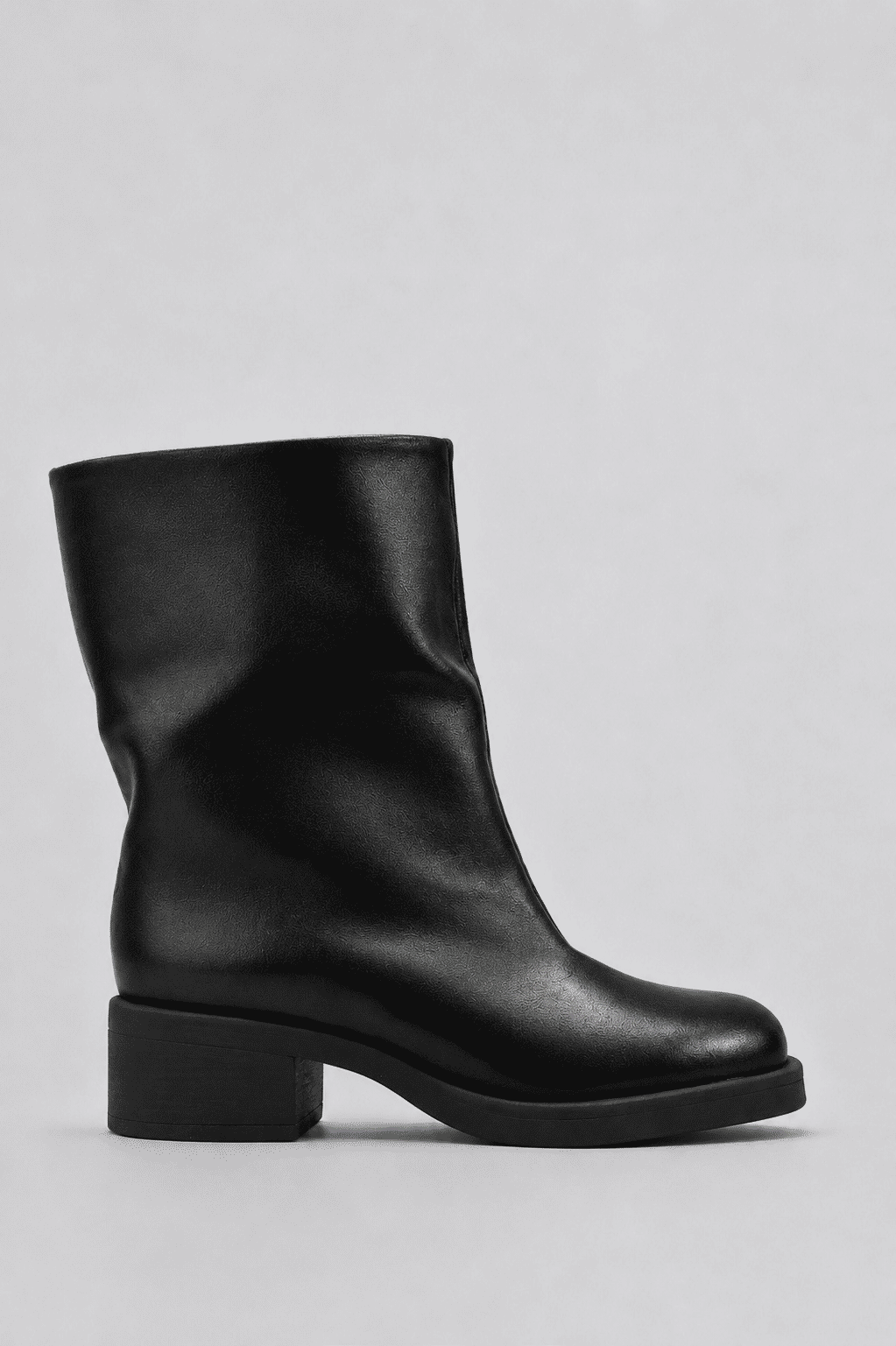 amelie-bota-feminina-3-em-1-preta Detalhe aproximado da Bota Feminina Amelie preta, destacando o acabamento liso com brilho suave e o cano