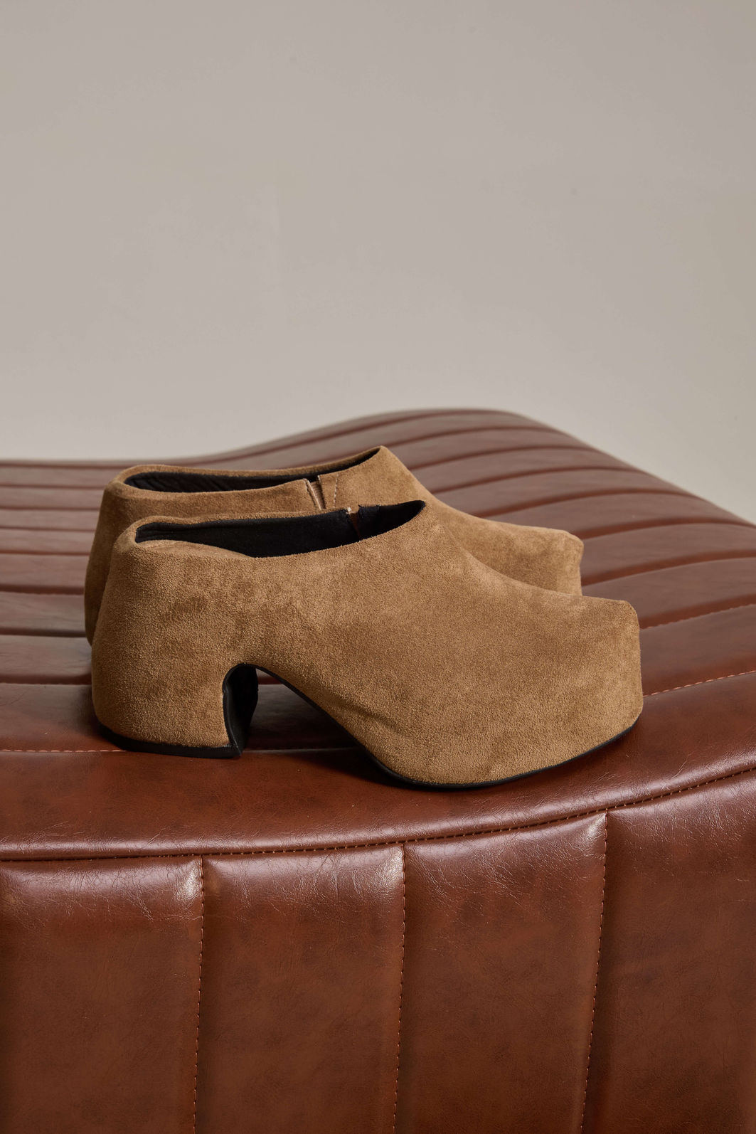 NINA - TAMANCO FEMININO CAMURÇA CAMEL NINA - TAMANCO FEMININO CAMURÇA CAMEL