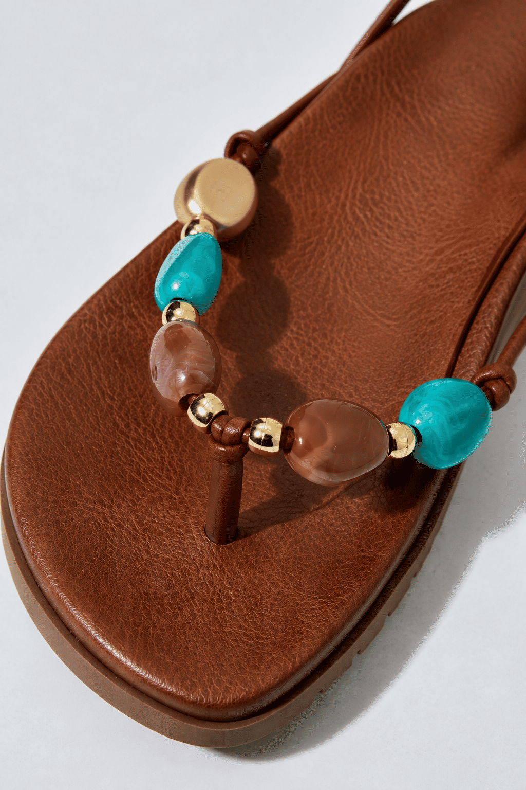 jasmim-sandalia-papete-pedras-camel Detalhe das pedrarias da Sandália Feminina Jasmim camel