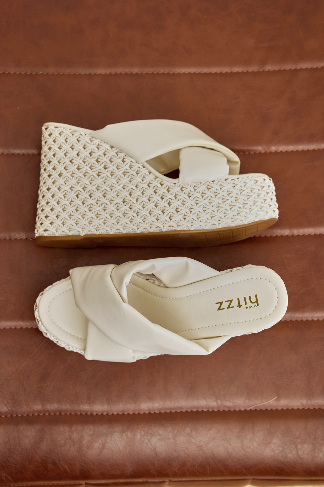 livia-tamanco-feminino-plataforma-off-white Tamanco feminino Livia branco com plataforma e tiras cruzadas