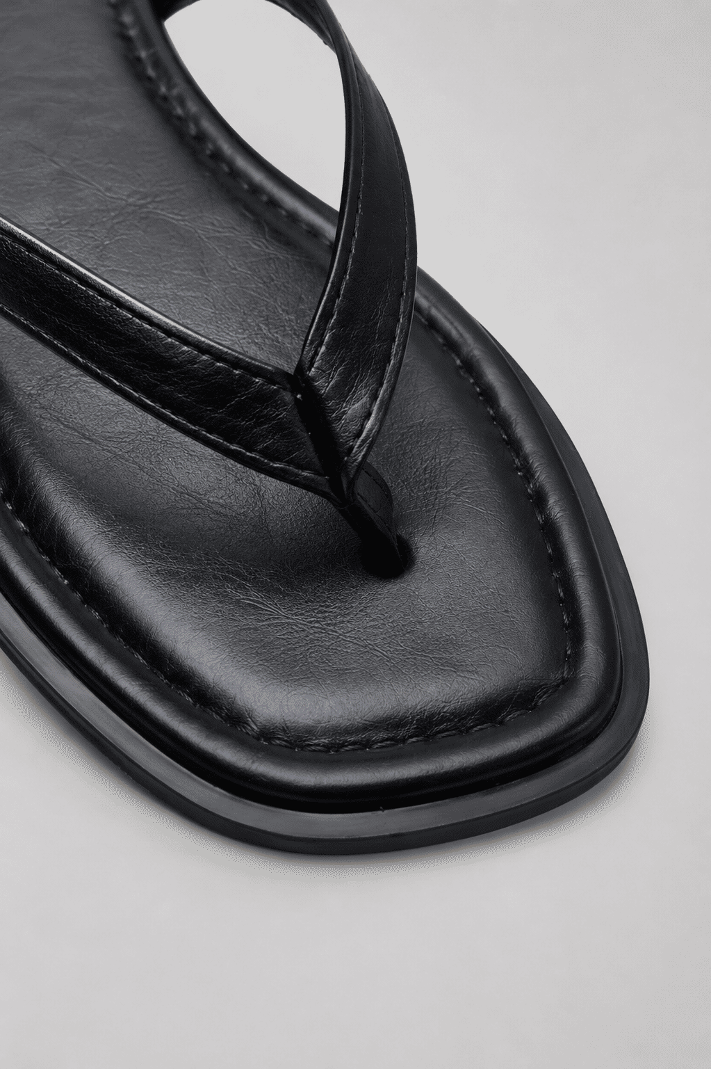 isla-flat-feminino-preto Detalhe do Chinelo Flat Feminino Isla Preto com tiras finas e acabamento liso