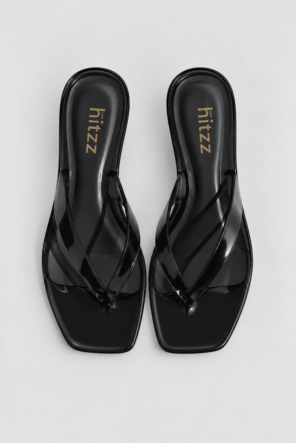 gummy-tamanco-feminino-salto-baixo-translucido-preto Tamanco Feminino Flip Flop Preto - Gummy visto de lado, acabamento em verniz preto brilhante e salto fino baixo