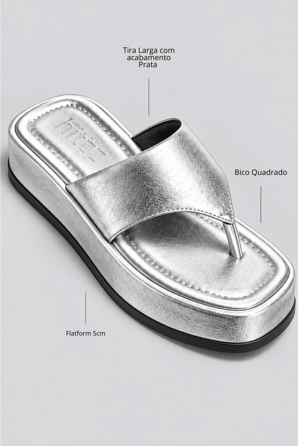 chinelo-flatform-feminino-prata-buzios Infográfico do chinelo flatform prata destacando tira larga com acabamento prata, bico quadrado e flatform de 5cm.