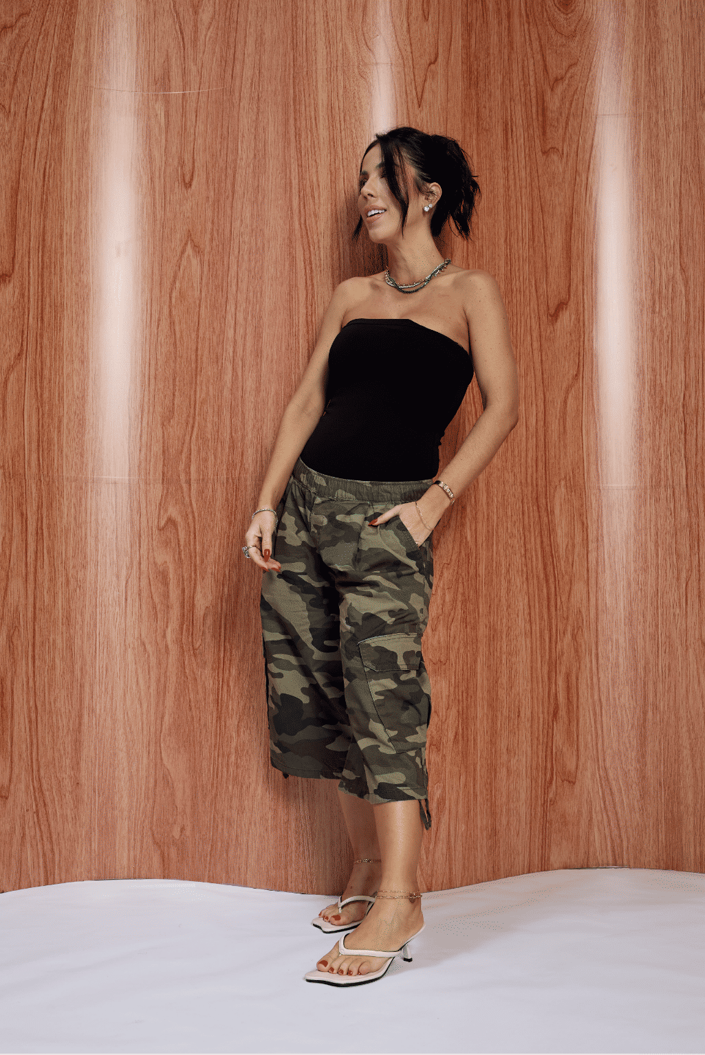 hanna-tamanco-feminino-off-white Tamanco Feminino Couro Dedo Salto Hanna off white em look feminino com calça cargo, mostrando o calçado nos pés