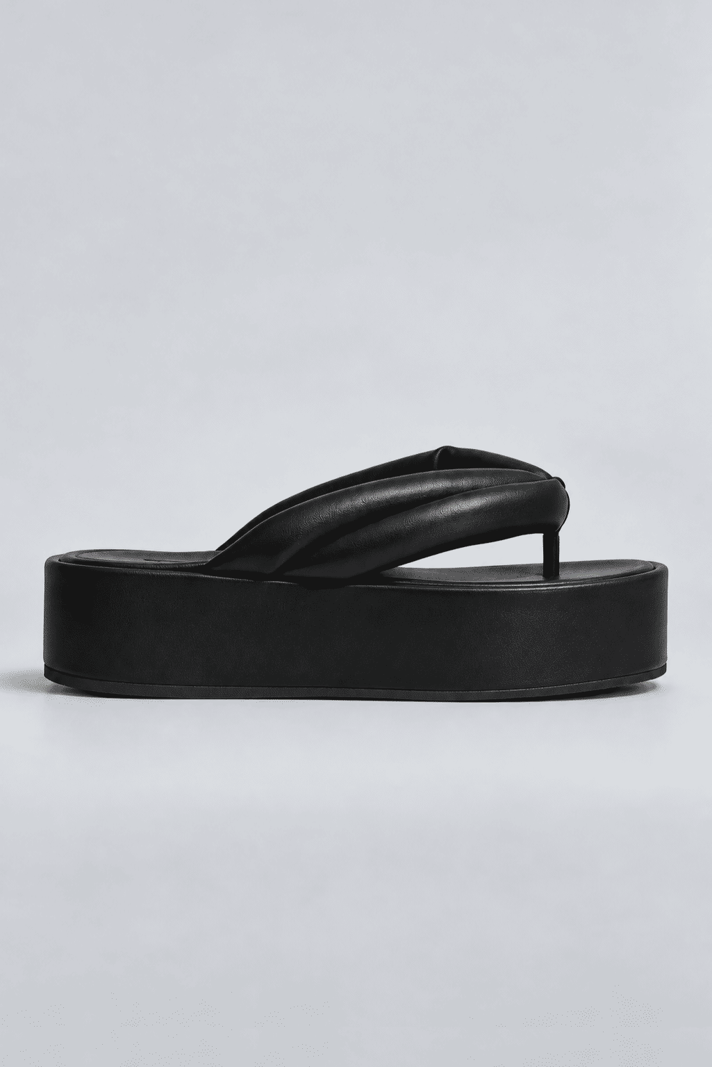 chinelo-flatform-tiras-puffer-preto-sakura Chinelo Flatform Tiras Puffer Preto - Sakura visto de lado, tira acolchoada estilo puffer sobre plataforma flatform