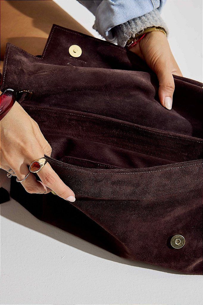 bolsa-feminina-ombro-marrom-vick Interior da bolsa de couro marrom aberta, mostrando os compartimentos internos e os botões de pressão dourados.
