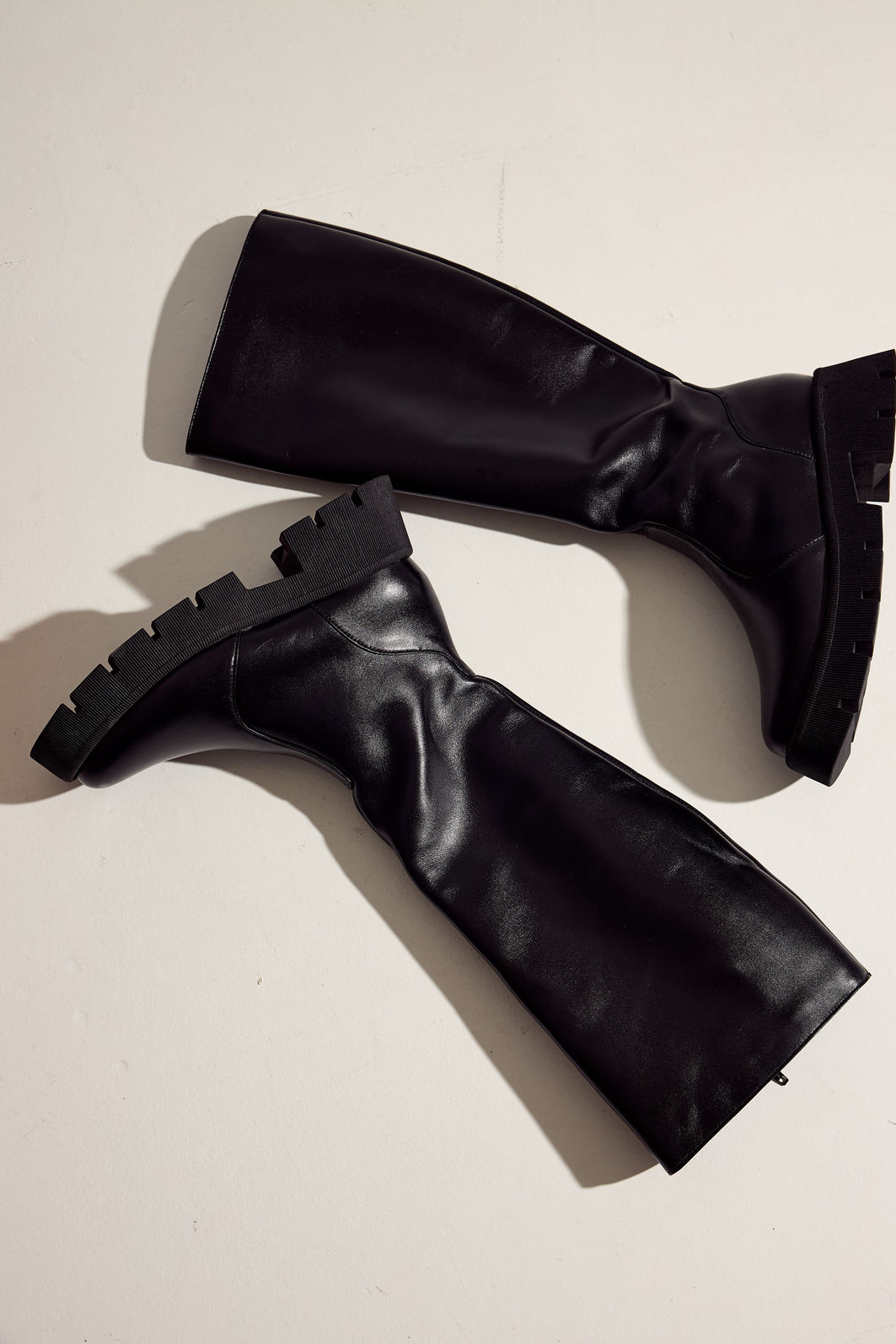 ZUNA - BOTA FEMININA CANO LONGO TRATORADA PRETA