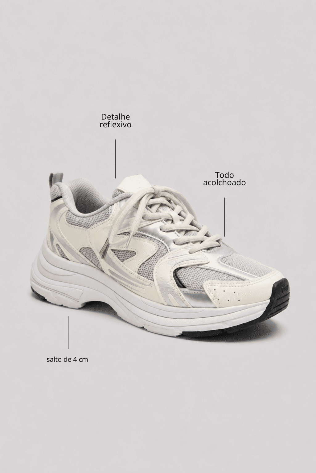 Características do Tênis Victoria Off White Tênis Feminino Victoria Off White em vista diagonal, destacando detalhe reflexivo, interior acolchoado e solado com aproximadamente 4 centímetros.
