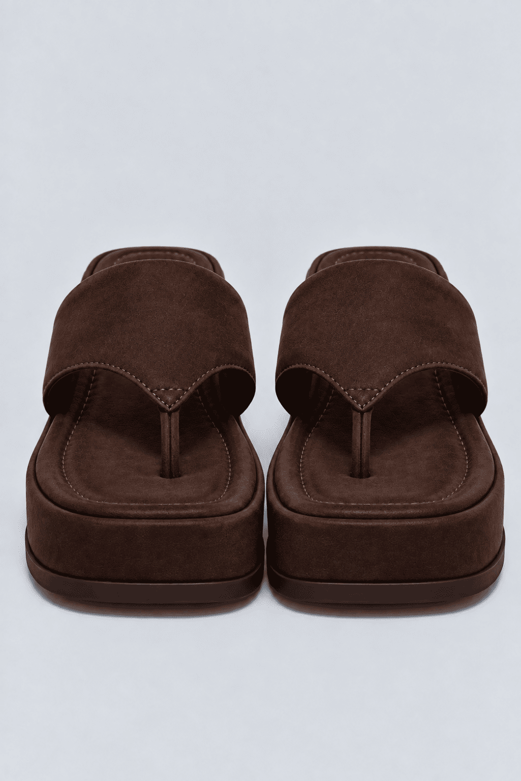 chinelo-flatform-feminino-camurca-marrom-buzios Chinelo flatform feminino camurça marrom Búzios - par visto de frente em fundo branco