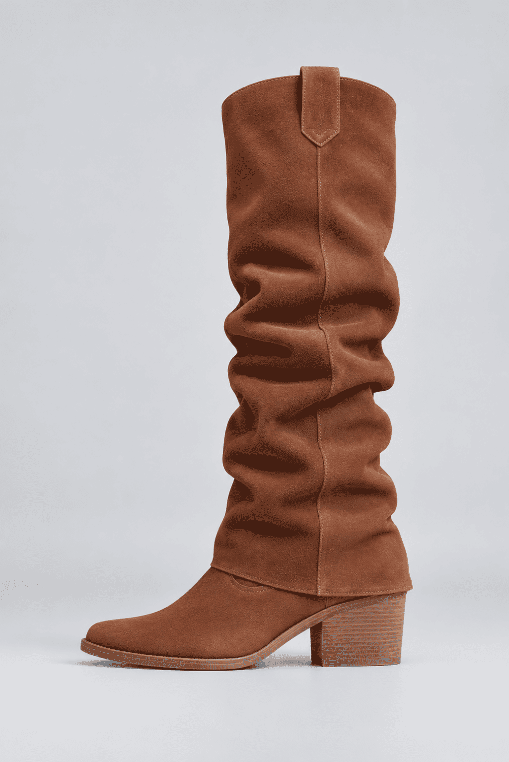 bota-feminina-2-em-1-salto-baixo-couro-camel-zuri Bota feminina 2 em 1 salto baixo couro camel Zuri com cano longo, vista de perto