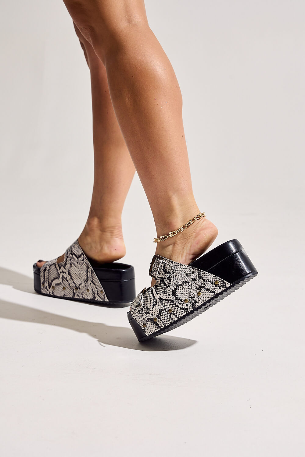 OSAKA - TAMANCO FLATFORM FEMININO COBRA OSAKA - TAMANCO FLATFORM FEMININO COBRA