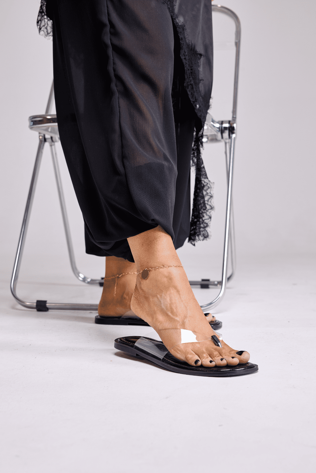 isla-chinelo-feminino-tira-transparente-preto Rasteira Feminina Isla Preta no pé vista lateral