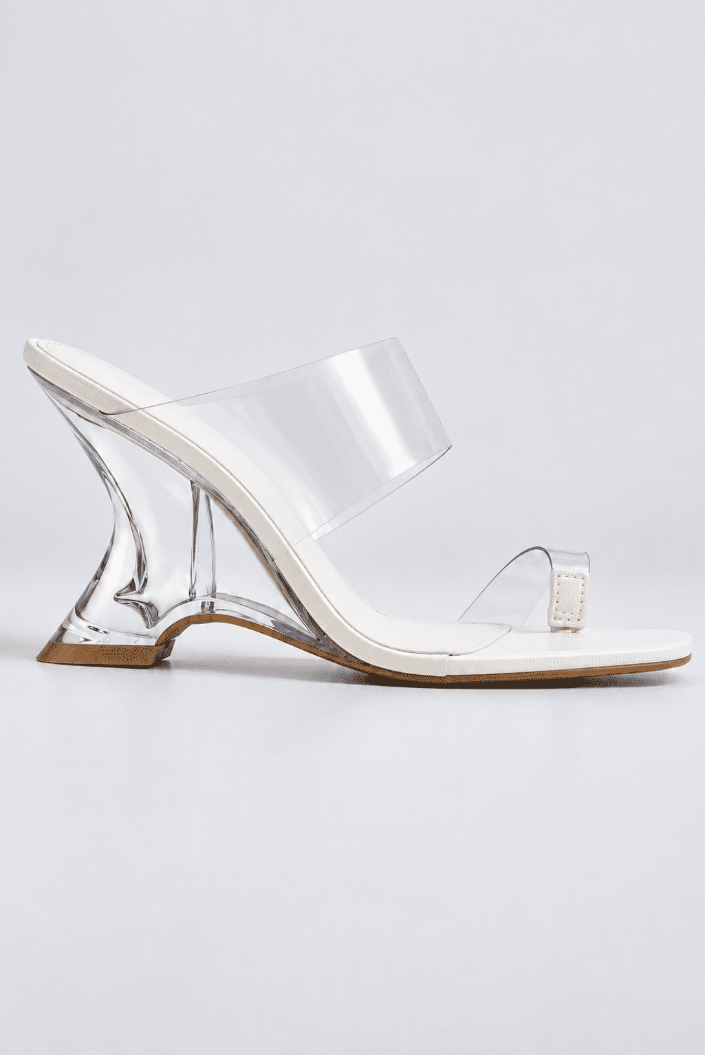 nic-tamanco-feminino-salto-acrilico-off-white Tamanco Feminino Nic Off White com vinil transparente vista lateral