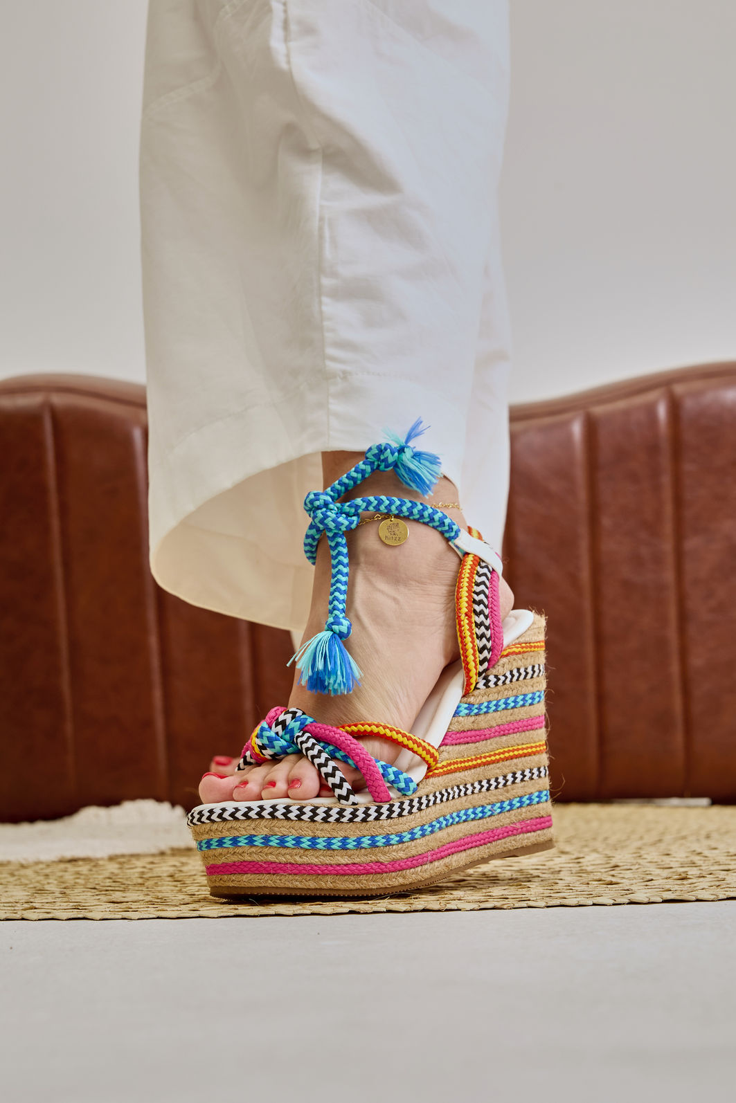 califa-sandalia-feminina-amarraçao-multicolorida Sandália Califa plataforma 13 cm multicolorida em look feminino