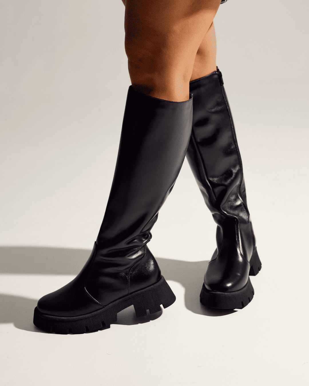 ZUNA - BOTA FEMININA CANO LONGO TRATORADA PRETA