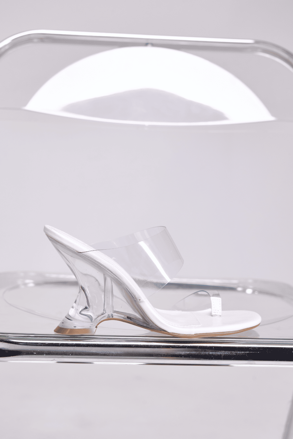 nic-tamanco-feminino-salto-acrilico-off-white Tamanco Feminino Nic Off White vista lateral detalhe do salto anabela