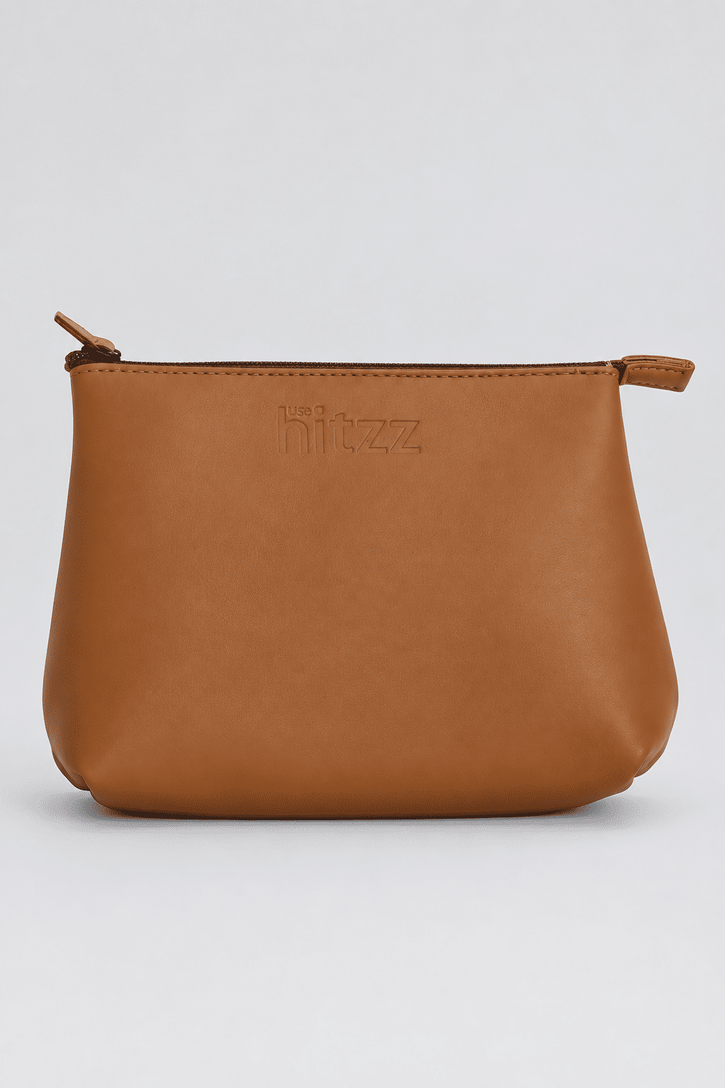 necessaire-feminina-hitzz-couro Necessaire Feminina Couro Hitzz camel com fechamento em zíper e logo em baixo-relevo