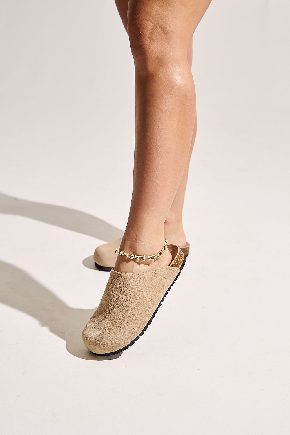 clog-feminino-anatomico-couro-camurca-bege-lina Pé feminino calçando clog anatômico couro camurça bege Lina, vista lateral