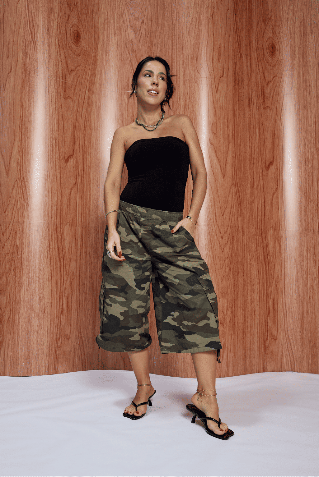 hanna-tamanco-feminino-preto Tamanco Feminino Couro Dedo Salto Hanna preto em look feminino com calça cargo camuflada, mostrando o modelo nos pés
