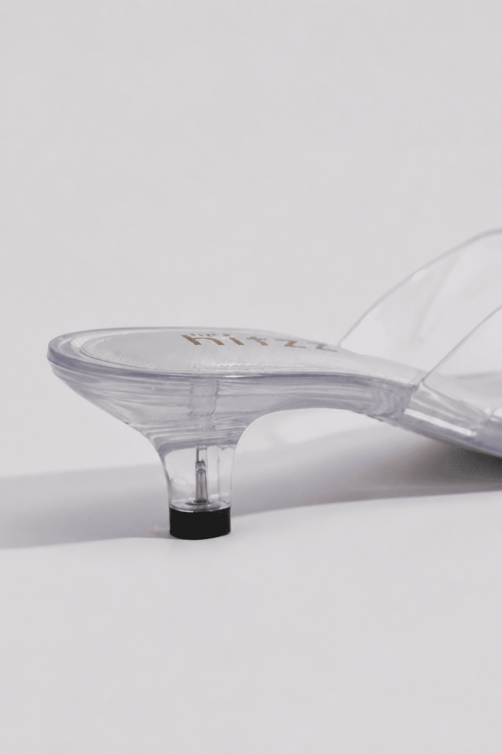 gummy-tamanco-feminino-transparente-salto-baixo Detalhe do salto baixo do Tamanco Feminino Flip Flop Gummy transparente em PVC