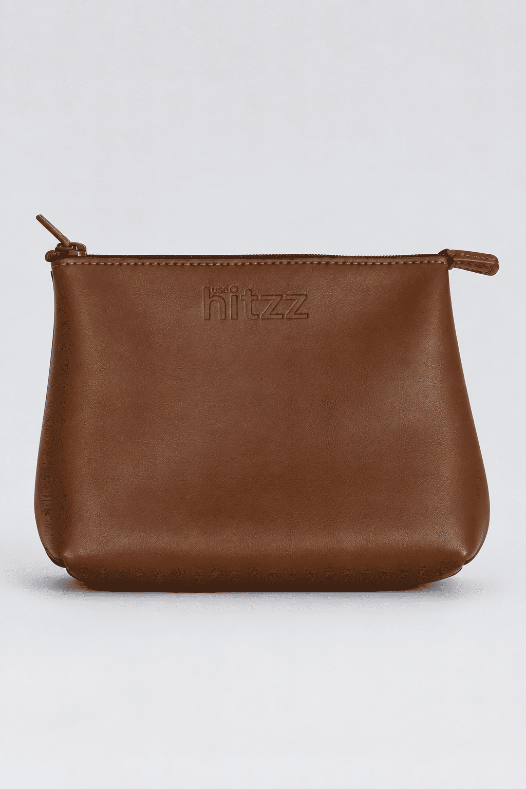 necessaire-feminina-hitzz-couro Necessaire Feminina Couro Hitzz camel com fechamento em zíper e logo em baixo-relevo
