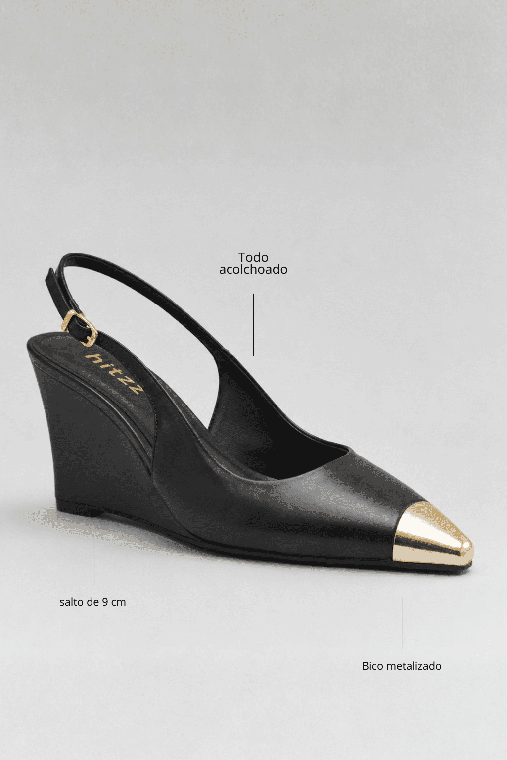 Características Slingback Naomi Preto Slingback feminino Naomi preto com indicações dos principais detalhes: palmilha acolchoada, salto anabela de aproximadamente 9 cm e bico metálico dourado.