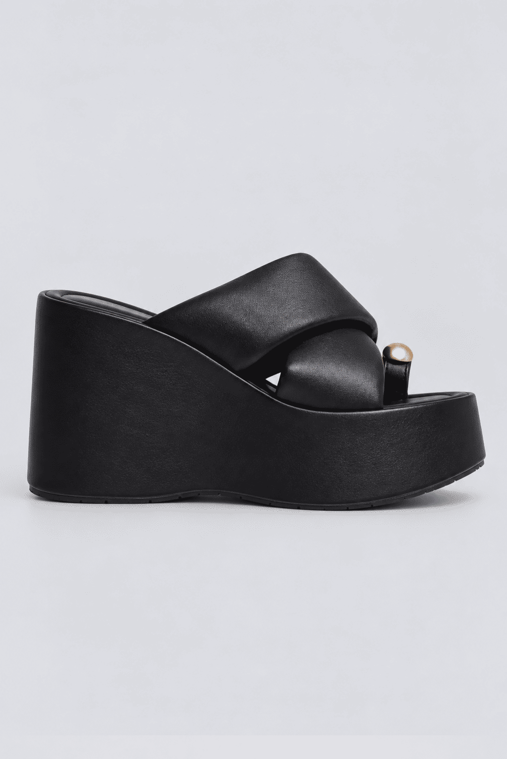 tamanco-feminino-plataforma-preto-julia Tamanco Feminino Plataforma Preto Julia visto de lado, com plataforma alta e acabamento em couro