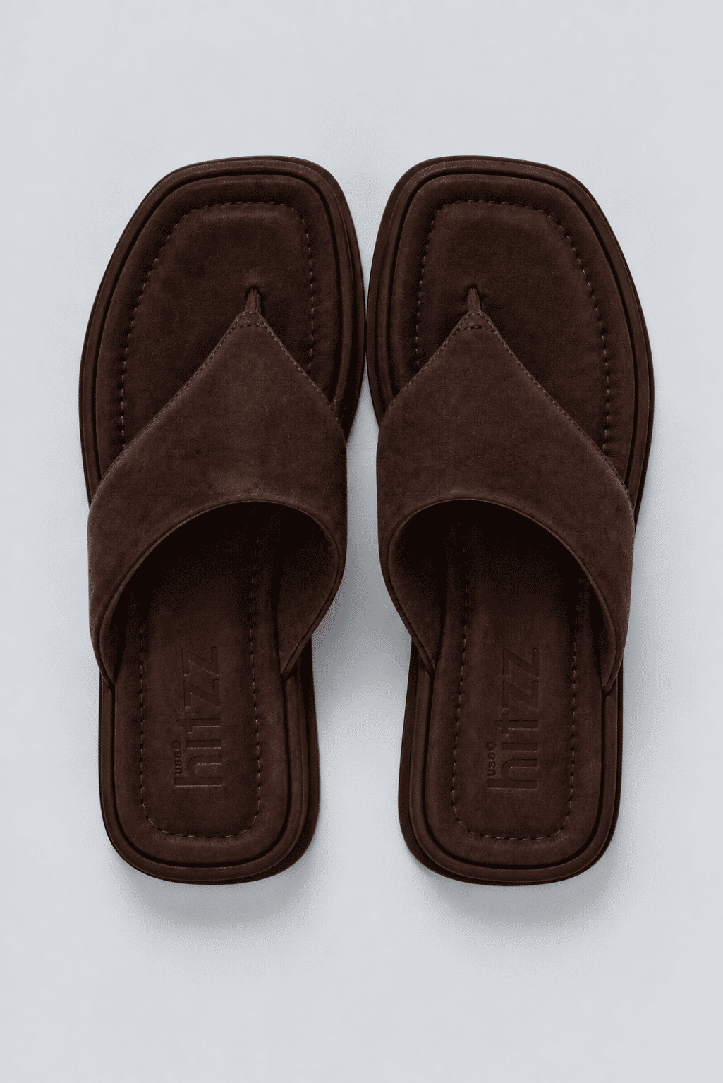 chinelo-flatform-feminino-camurca-marrom-buzios Chinelo flatform feminino camurça marrom Búzios - par visto de cima mostrando a palmilha com a marca hitzz
