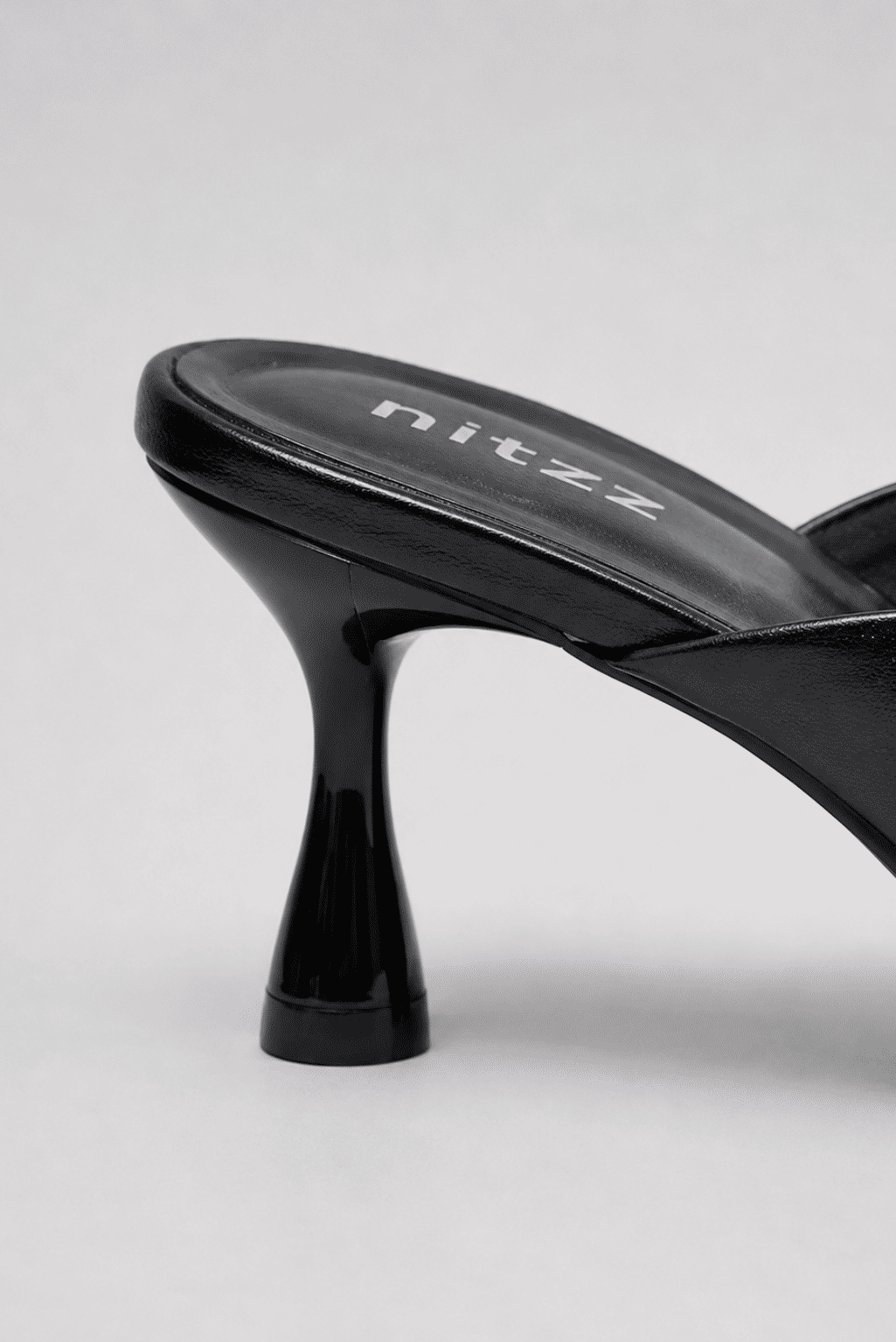 Mule Feminino Preto Zara Salto Taça Close do salto taça preto do mule feminino Zara preto, destacando o acabamento do salto e a palmilha acolchoada com logo Hitzz.