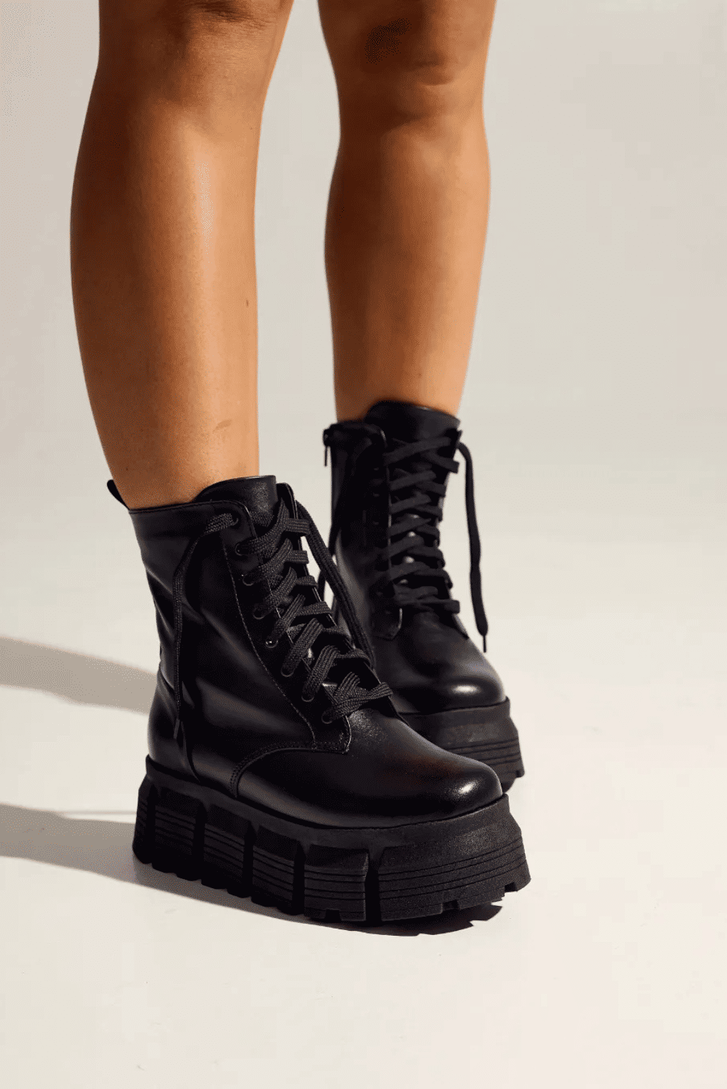 JULIETA - BOTA COTURNO FEMININO CHUNKY TRATORADA COURO PRETA